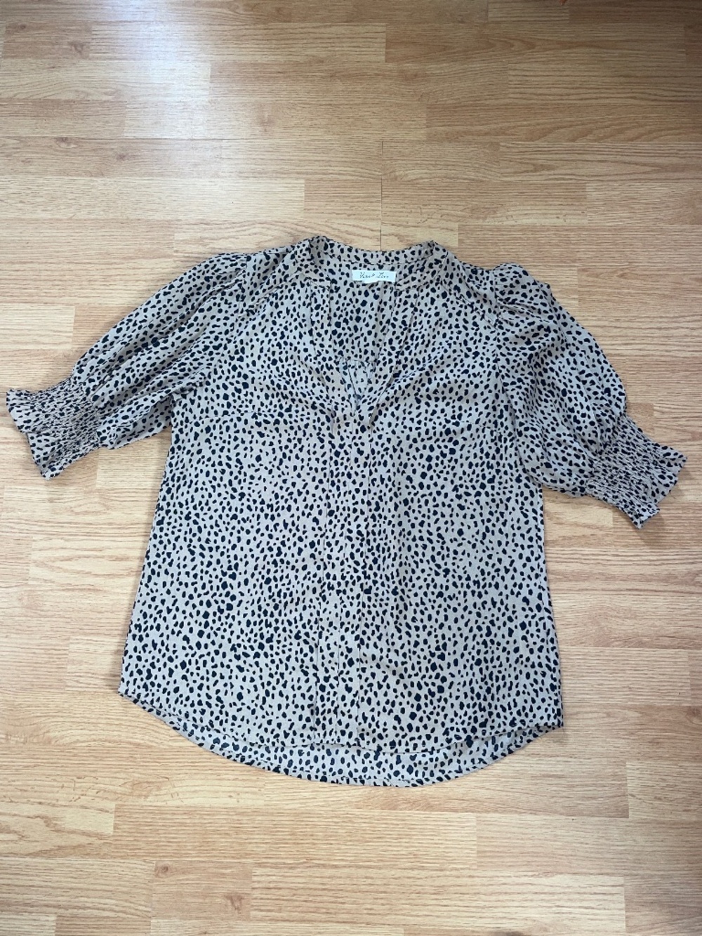 Vine & Love Tan & Black Cheetah 3 Quarter Puff Sleeve V Neck Blouse Size Medium